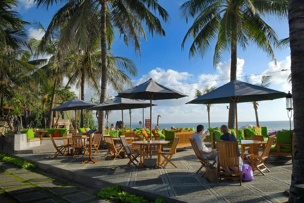 Legian bali. Bali Mandira Beach Resort & Spa 4*. Пляж Легиан Бали. Legian Beach 4* пляж. Legian Beach 4* для детей.